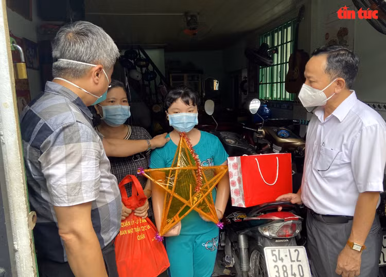 Thứ trưởng Bộ Y tế Nguyễn Trường Sơn cho biết: “Dịch COVID-19 lần này khiến chúng ta chịu rất nhiều tổn thất về kinh tế, xã hội và gia đình mất người thân. Hôm nay, tôi thăm các cháu có cha hoặc mẹ mất vì dịch COVID-19 với mong muốn các cháu sống bình yên, an lành, phát triển".