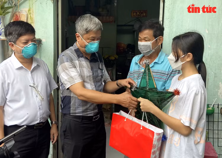 Thứ trưởng Nguyễn Trường Sơn thăm hỏi, tặng quà trung thu cho cháu T.N.T.N có mẹ mất vì COVID-19.