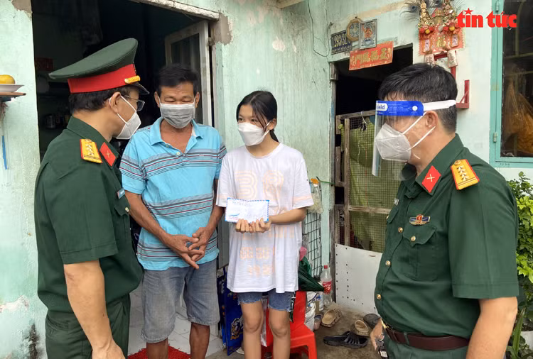 Thượng tá Đinh Ngọc Thanh, Chính trị viên Ban chỉ huy Quân sự Quận 8, cho biết: “Trên địa bàn Quận 8 có 177 cháu mất cha hoặc mất mẹ, hoặc mất cả cha lẫn mẹ do COVID-19. Trong dịp Trung thu này, các đơn vị quân đội đã phối hợp với địa phương làm lồng đèn và tặng quà cho các em, để các em có mùa Trung thu trọn vẹn”.