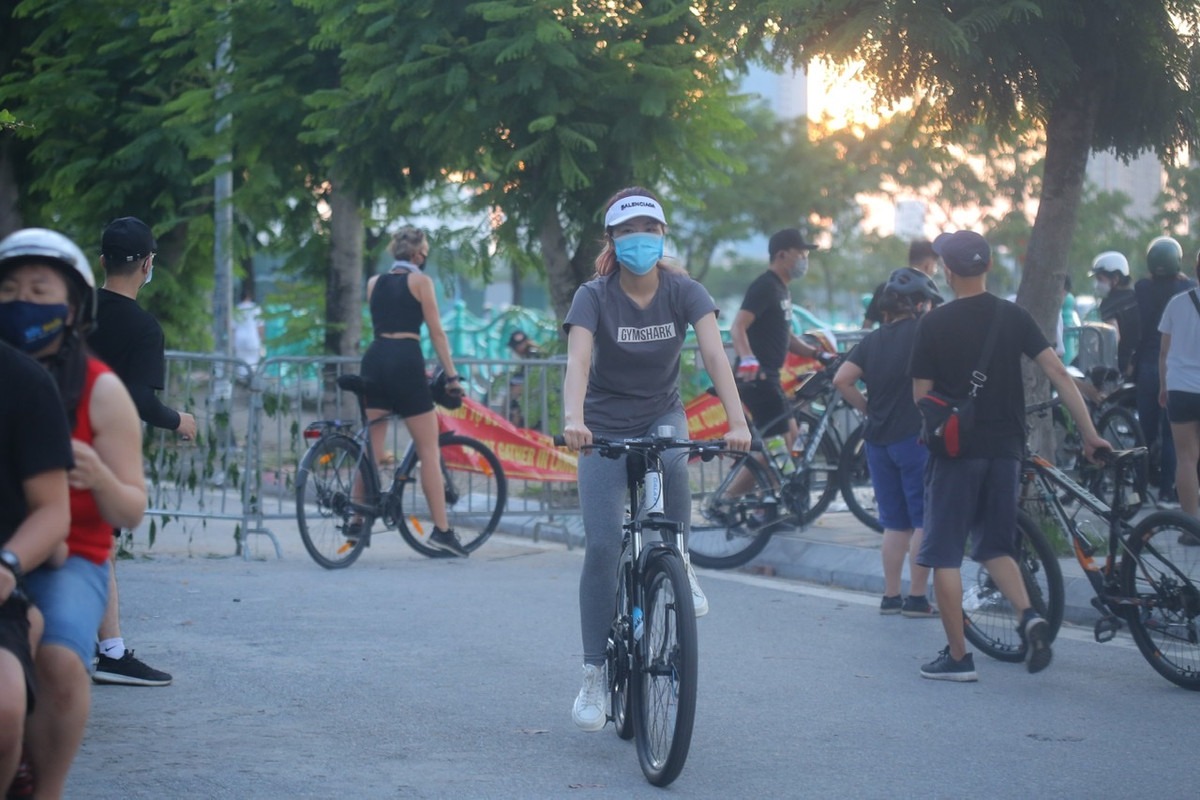 Việc này khiến một số thời điểm xuất hiện tình trạng tập trung quá 10 người tại 2 bên rào chắn.