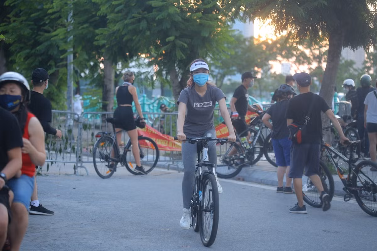 Việc này khiến một số thời điểm xuất hiện tình trạng tập trung quá 10 người tại 2 bên rào chắn.