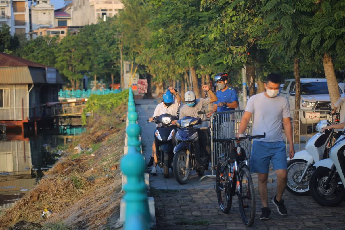 Để giảm bớt thời gian cũng như quãng đường đi lại, người dân đi qua những chốt này đã tự dỡ một góc rào để chui qua.