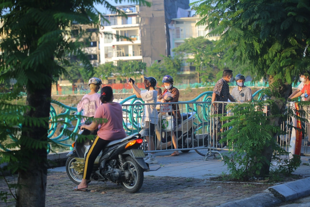 Sau thời gian dài gãn cách xã hội, nhu cầu tập thể dục của người dân Thủ đô tăng cao nên ngay sau khi nới lỏng giãn cách, các tuyến đường quanh Hồ Tây, Hồ Gươm đã tấp nập người.
