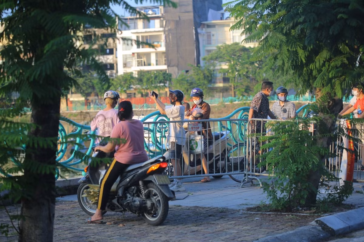 Sau thời gian dài gãn cách xã hội, nhu cầu tập thể dục của người dân Thủ đô tăng cao nên ngay sau khi nới lỏng giãn cách, các tuyến đường quanh Hồ Tây, Hồ Gươm đã tấp nập người.