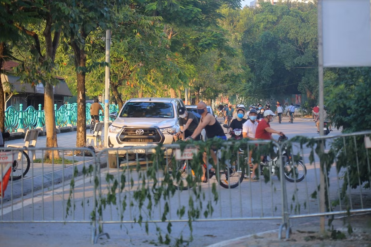 Thành phố Hà Nội bắt đầu cho người dân tập thể dục trở lại từ ngày 28/9 nhưng không được tập trung quá 10 người.