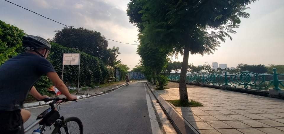 Theo ghi nhận của PV báo Tri thức và Cuộc sống, đến cuối giờ chiều hôm nay (29/9), những rào chắn cuối cùng tại khu vực quanh Hồ Tây đã được gỡ bỏ, người dân có thể đi lại bình thường.