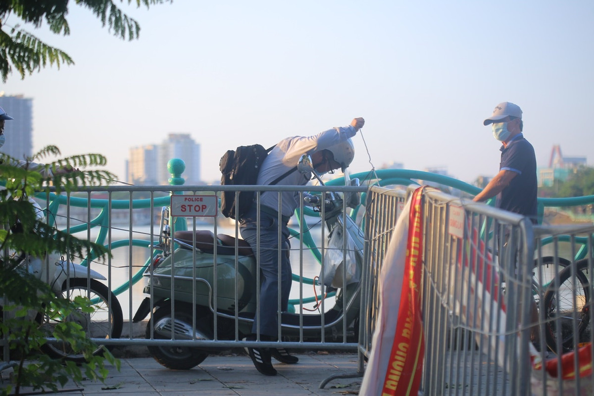 Không chỉ có người dân đi tập thể dục, ngay cả những người đi lại bình thường cũng “vượt rào” theo cách này.