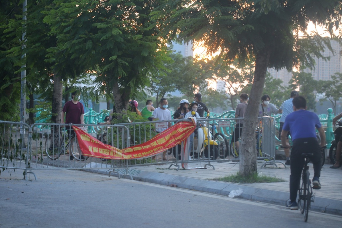 Ghi nhận của PV vào ngày 29/9, tại một số điểm quanh Hồ Tây vẫn còn rào chắn chưa được tháo dỡ. Đây lại là tuyến đường độc đạo nên nhiều người đã phải quay đầu di chuyển theo hướng khác.