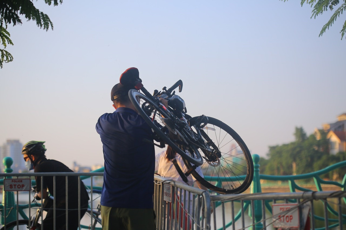 Có người khoẻ mạnh còn vác xe đạp để băng qua rào.
