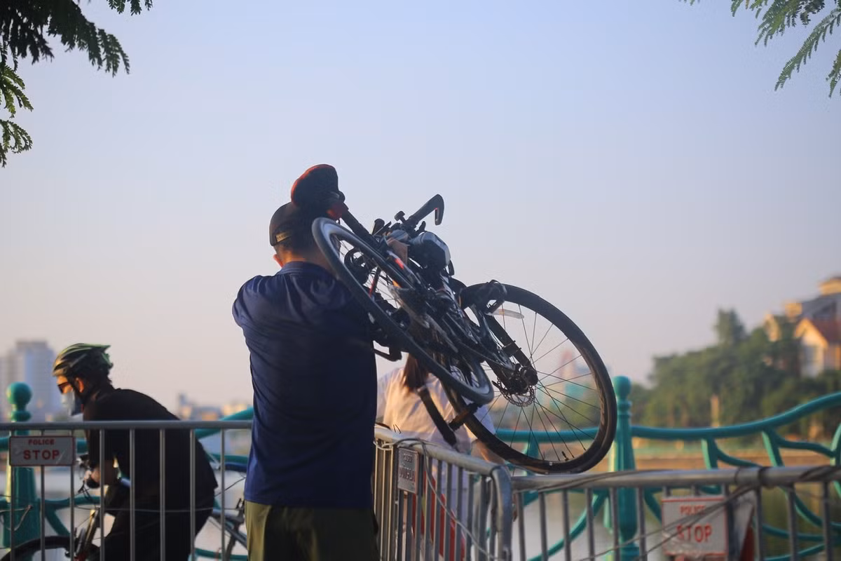 Có người khoẻ mạnh còn vác xe đạp để băng qua rào.