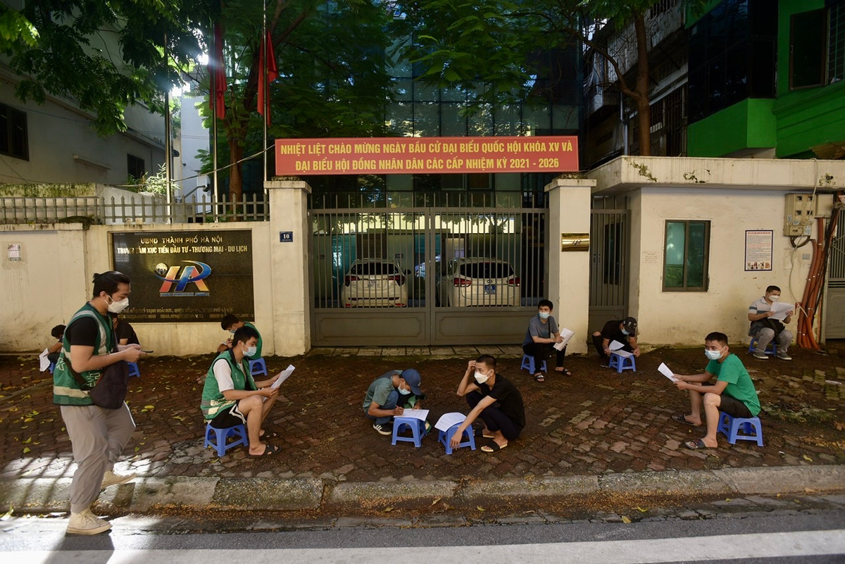 Duoc “noi” hoat dong tro lai, shipper xep hang di tiem vac xin-Hinh-2