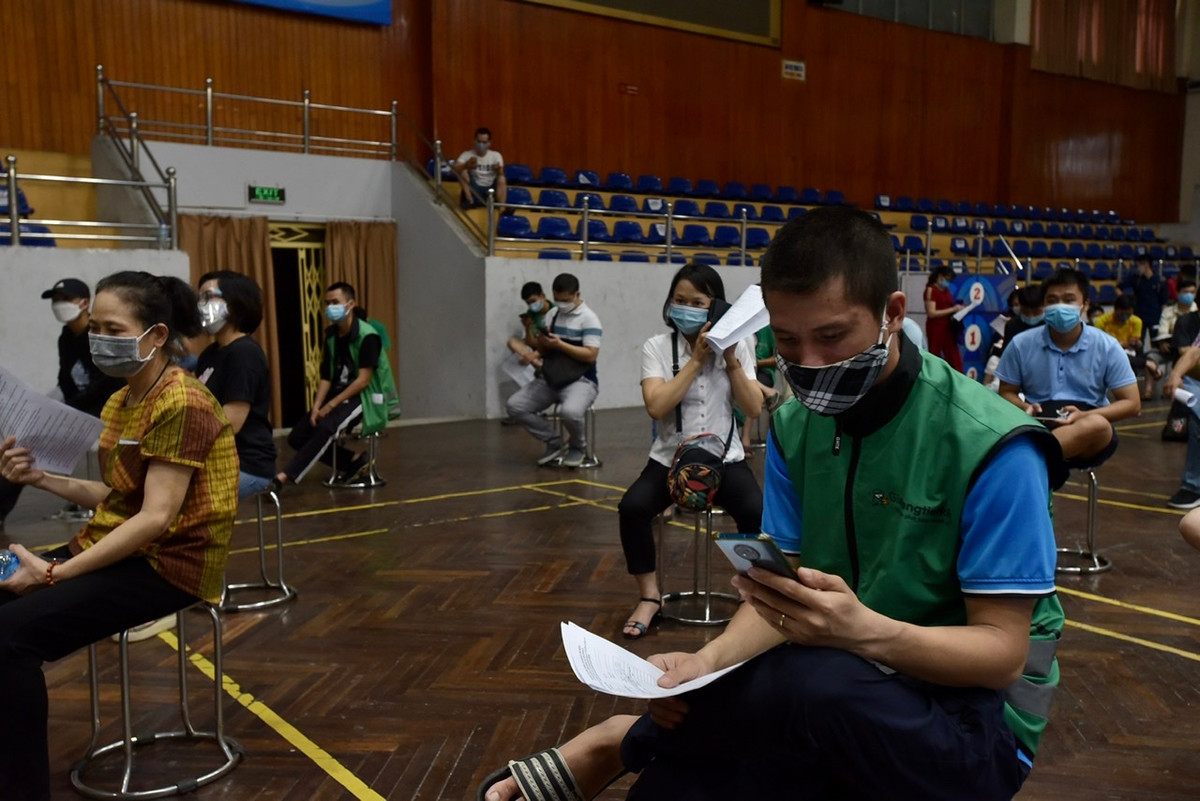 Ông Nguyễn Đức Tuấn – Giám đốc Trung tâm Y tế quận Đống Đa cho biết đã yêu cầu các đơn vị doanh nghiệp vận chuyển lập danh sách nhân viên và thống nhất thời gian tiêm vắc xin cho những người giao nhận hàng, shipper.