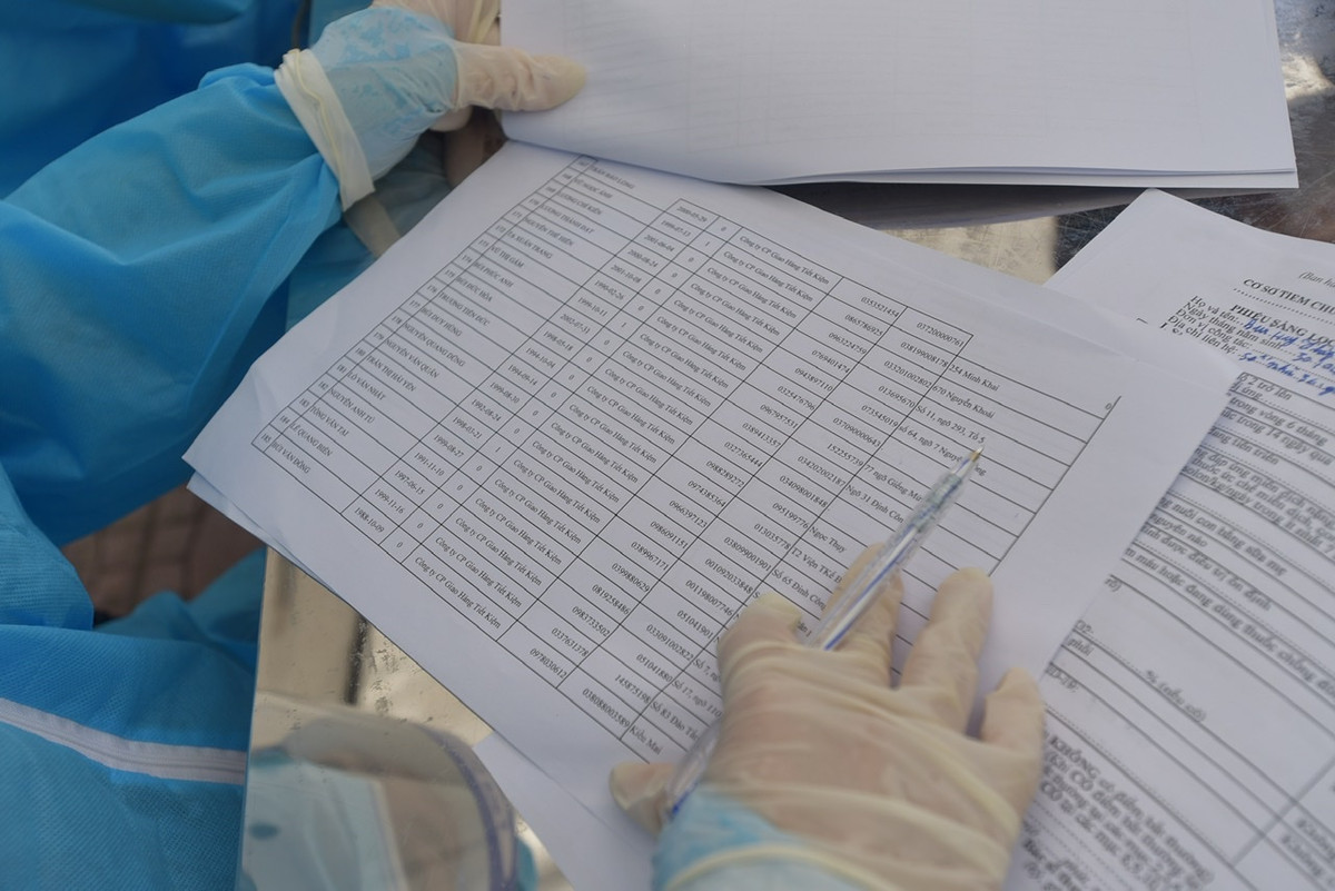 Theo ghi nhận của PV báo Tri thức và Cuộc sống, tại các địa điểm tiêm của quận Đống Đa, shipper được tiêm chủ yếu bằng vắc xin Astra Zeneca.