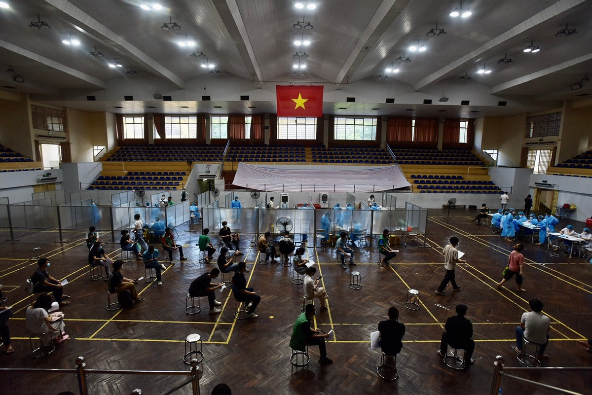 Các shipper tới tiêm vắc xin sẽ phải trải qua mọi khâu khám sàng lọc kỹ, đảm bảo đủ tiêu chuẩn tiêm và hành nghề.