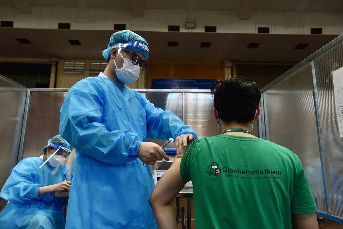 Trong những ngày nghỉ lễ vừa qua, rất nhiều shipper đã tới xếp hàng chờ tiêm tại các địa điểm tiêm vaccin.