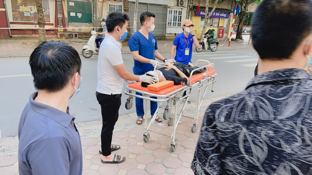 Đối với những trường hợp cấp cứu, Trạm Y tế sẽ tiếp cận tận nơi để xử lý. Trong ảnh: Các y bác sĩ Trạm y tế lưu động phường Thanh Xuân Trung sơ cứu cho người bị tai nạn giao thông trên địa bàn phụ trách.