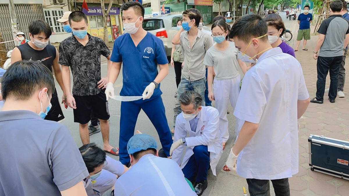 Bác sĩ Ngô Tùng Phương (lực lượng y tế ngoài công lập) trực tại Trạm Y tế lưu động cho biết: “Qua đường dây nóng chúng tôi tiếp nhận và hướng dẫn người dân sơ cứu bệnh trong lúc chờ y tế tới”.