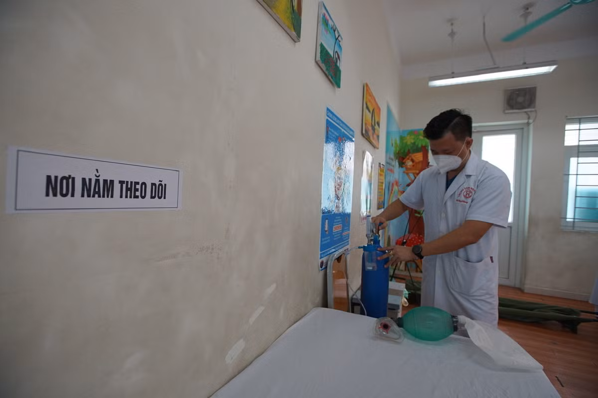 Ngoài ra, mỗi Trạm Y tế lưu động còn được trang bị máy tính kết nối internet, 2 số điện thoại đường dây nóng tiếp nhận thông tin từ phía người dân.