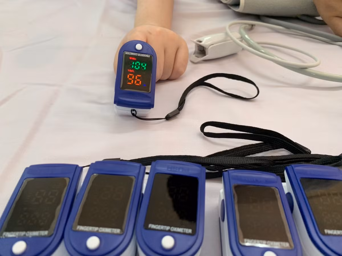 Mỗi trạm được trang bị 10 máy đo oxy máu và nhịp tim. Đây là một trong những thiết bị quan trọng nhất trong theo dõi và hỗ trợ điều trị bệnh nhân COVID-19 tại nhà.