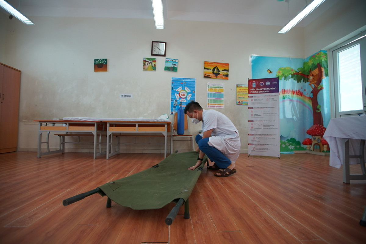 Về nhân lực, mỗi trạm có 5 nhân viên y tế trong đó có 1 bác sĩ, 1 cái bộ y tế nắm rõ địa bàn. Các cán bộ y tế khác được huy động thêm từ các cơ sở y tế ngoài công lập trên địa bàn.