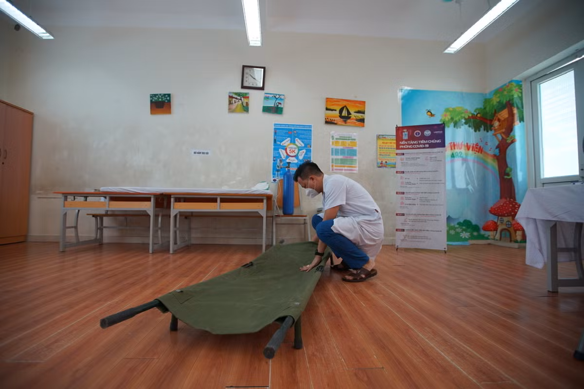 Về nhân lực, mỗi trạm có 5 nhân viên y tế trong đó có 1 bác sĩ, 1 cái bộ y tế nắm rõ địa bàn. Các cán bộ y tế khác được huy động thêm từ các cơ sở y tế ngoài công lập trên địa bàn.