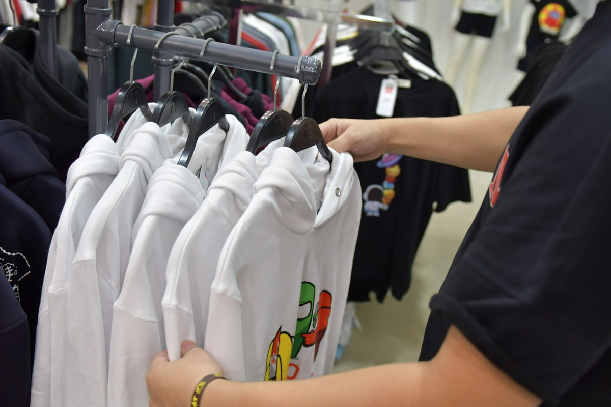 Cửa hàng quần áo trên phố Phạm Ngọc Thạch (quận Đống Đa) thậm chí còn phải mang quần áo rét từ năm ngoái ra để bày bán do vẫn chưa nhập được hàng mới.