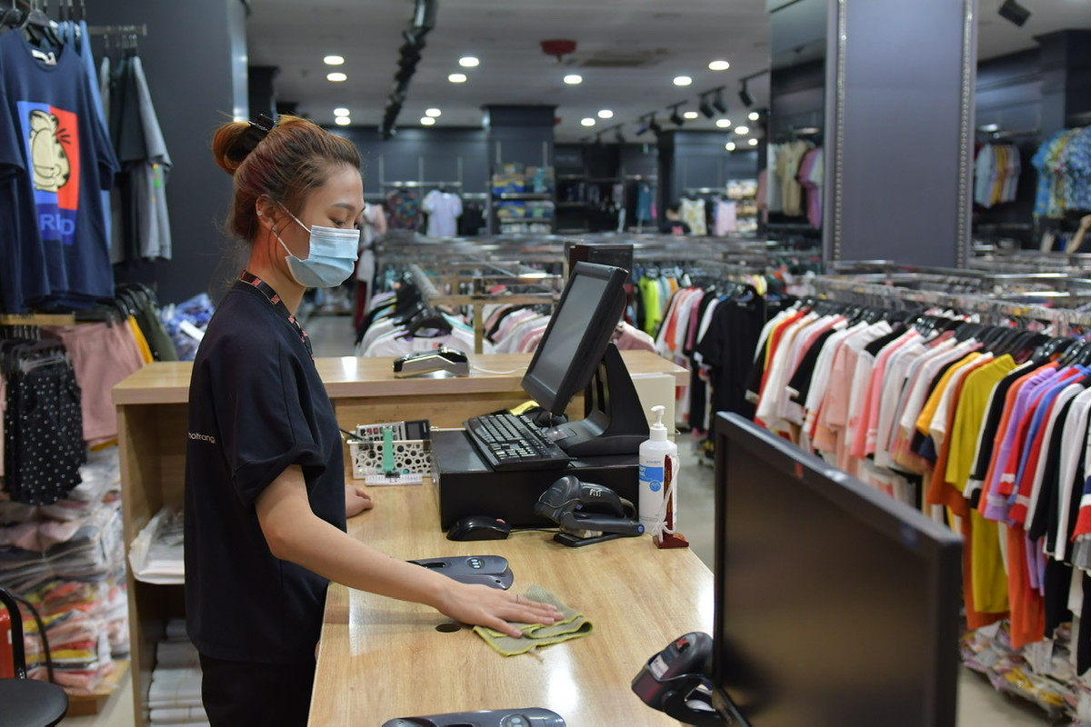 Sau 2 tháng nghỉ dịch, các cửa hàng quần áo đã phải dọn dẹp rất nhiều mới đi vào hoạt động trở lại được.