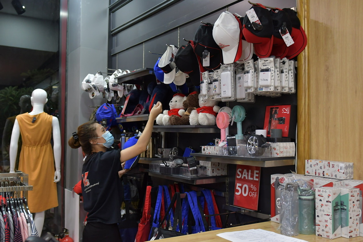 Nguyên nhân do thời điểm phải đóng cửa, Hà Nội đang là chính giữa hè. Những cửa hàng quần áo này mở lại khi Hà Nội chuẩn bị đón đợt không khí lạnh đầu tiên của năm.