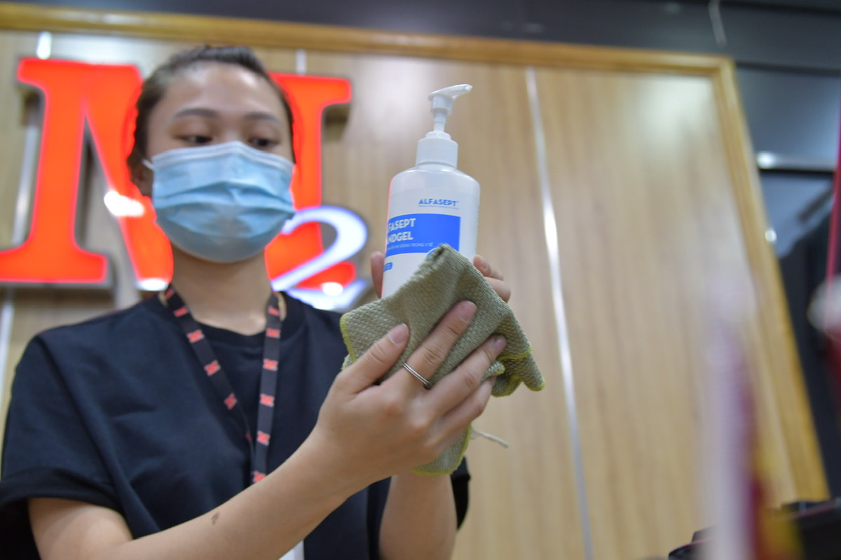 Nước sát khuẩn là món đồ không thể thiếu cho mỗi cửa hàng quần áo, thời trang.