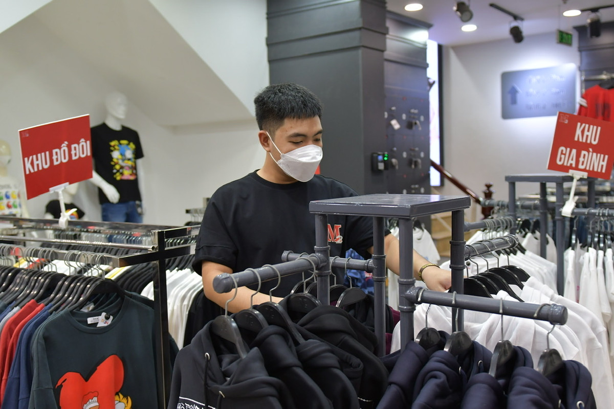 Cùng với việc cho cửa hàng thời trang mở cửa trở lại, Hà Nội cũng đồng ý cho người dân ra đường tập thể dục nhưng không được tụ tập quá 10 người.