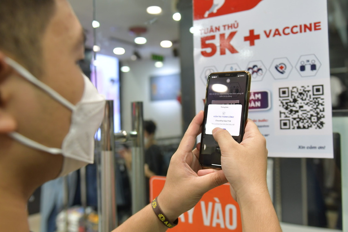 Những cửa hàng mở cửa trở lại vẫn phải tuân thủ quy định khai báo y tế theo quy định.