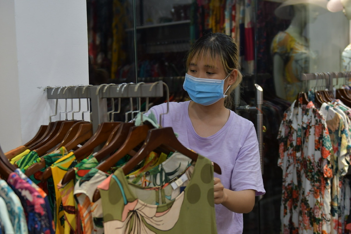 Trong đó có việc cho các cửa hàng quần áo, giày dép, thời trang được mở cửa hoạt động trở lại.