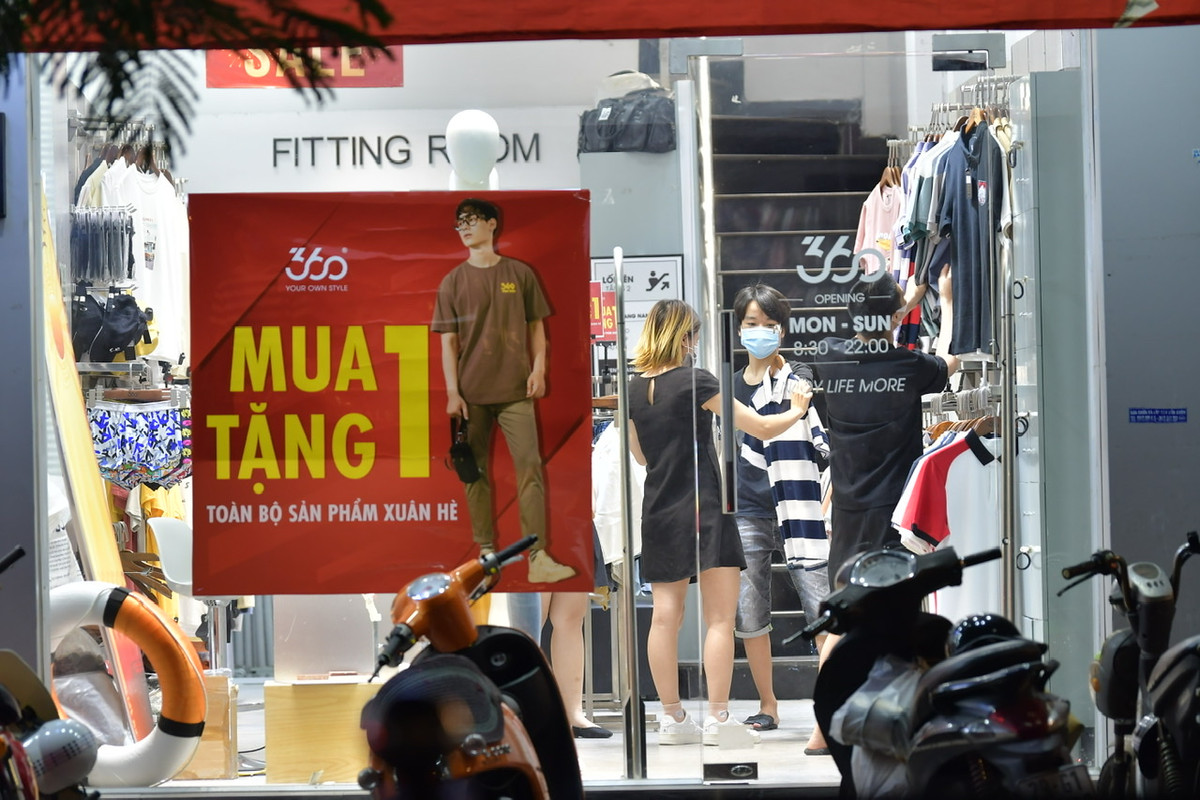 Một số cửa hàng cũng đã kịp treo biển giam giá mặt hàng mùa hè để chuẩn bị đón đợt hàng mới.