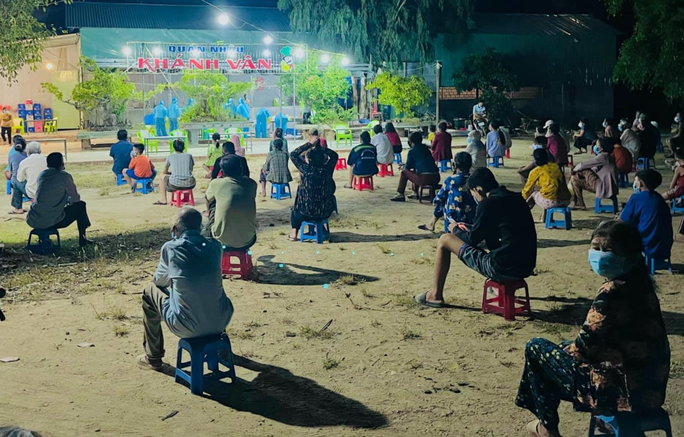 Moi than nhan can bo den tiem vac-xin uu tien, chu tich xa bi ky luat-Hinh-2