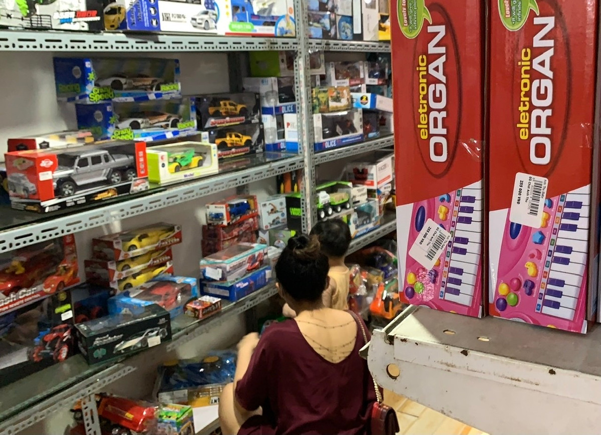 Theo ghi nhận của PV báo Tri thức và Cuộc sống, tối muộn ngày 19/9, các cửa hàng bán đồ chơi trên phố Tô Hiệu vẫn rất nhộn nhịp