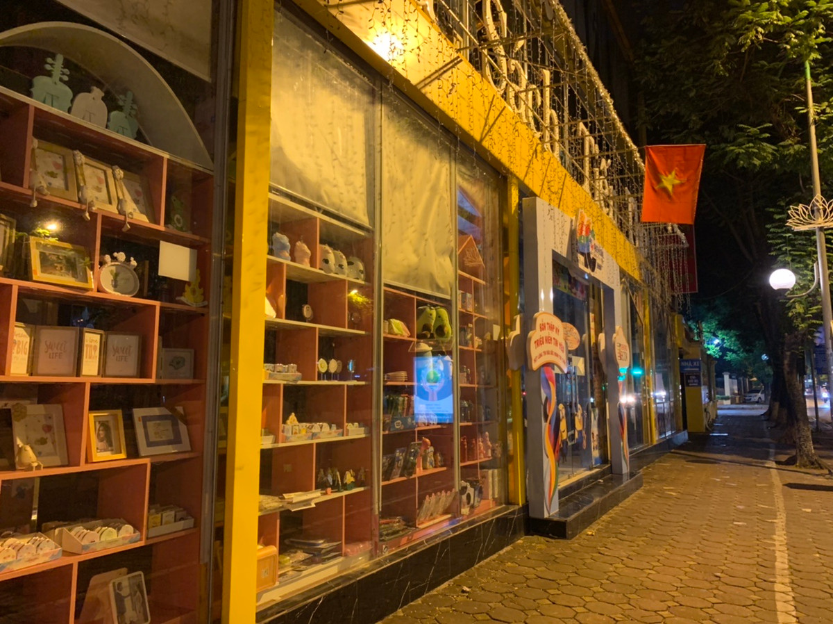 Cũng trong tối ngày hôm qua (19/9), Nhà sách Tiến Thọ đã đóng cửa trước 21 giờ. Trước đó, nhiều hình ảnh cho thấy trong những ngày cuối tuần vừa qua, Nhà sách này rất đông trẻ em đến chơi và không đảm bảo giãn cách.