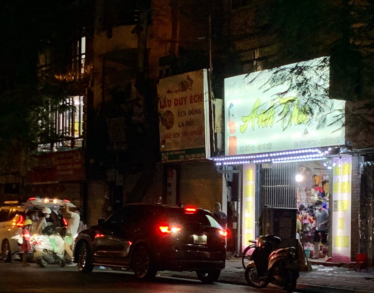 Tuy nhiên, do lượng người mua đông nên quá 21 giờ cửa hàng đồ chơi Anh Thư trên phố Tô Hiệu vẫn chưa thanh toán xong cho khách.