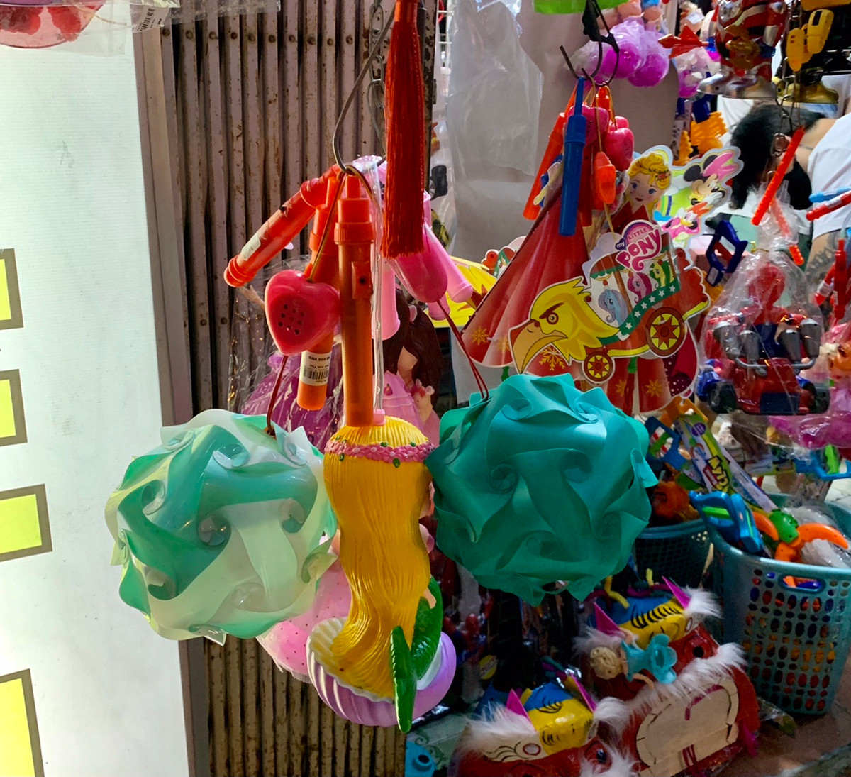 Ngay lập tức, những cửa hàng bán đồ chơi đã chuyển qua kinh doanh đồ chơi Trung Thu như đèn lồng, đèn ông sao và một số mặt hàng truyền thống khác.