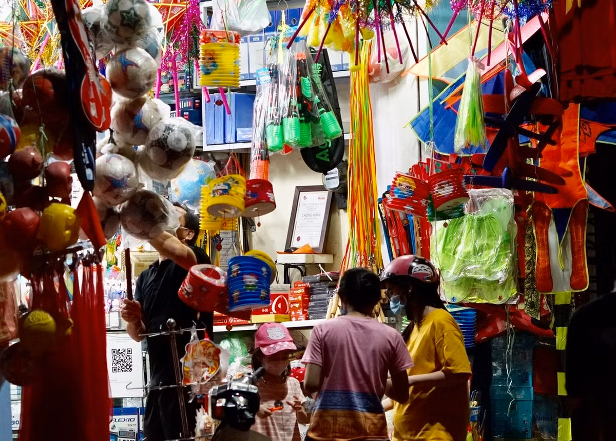 Tranh thủ quy định này, nhiều cửa hàng văn phòng phẩm, đồ dùng học tập đã “chuyển hướng” kinh doanh đồ chơi Trung Thu.