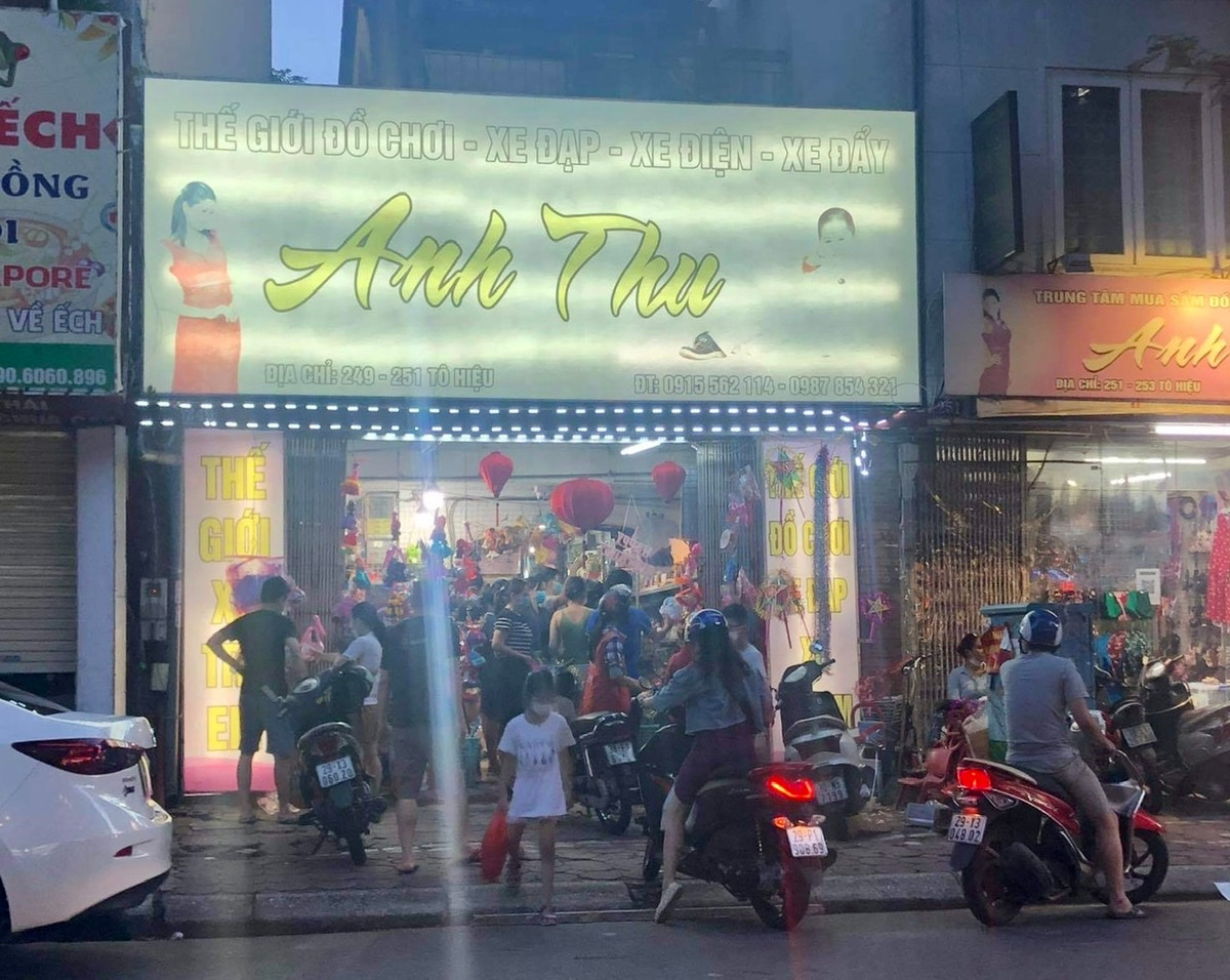 Trong khi đó, một số cửa hàng đồ chơi trên phố Tô Hiệu (quận Cầu Giấy, Hà Nội) lại tấp nập người mua.