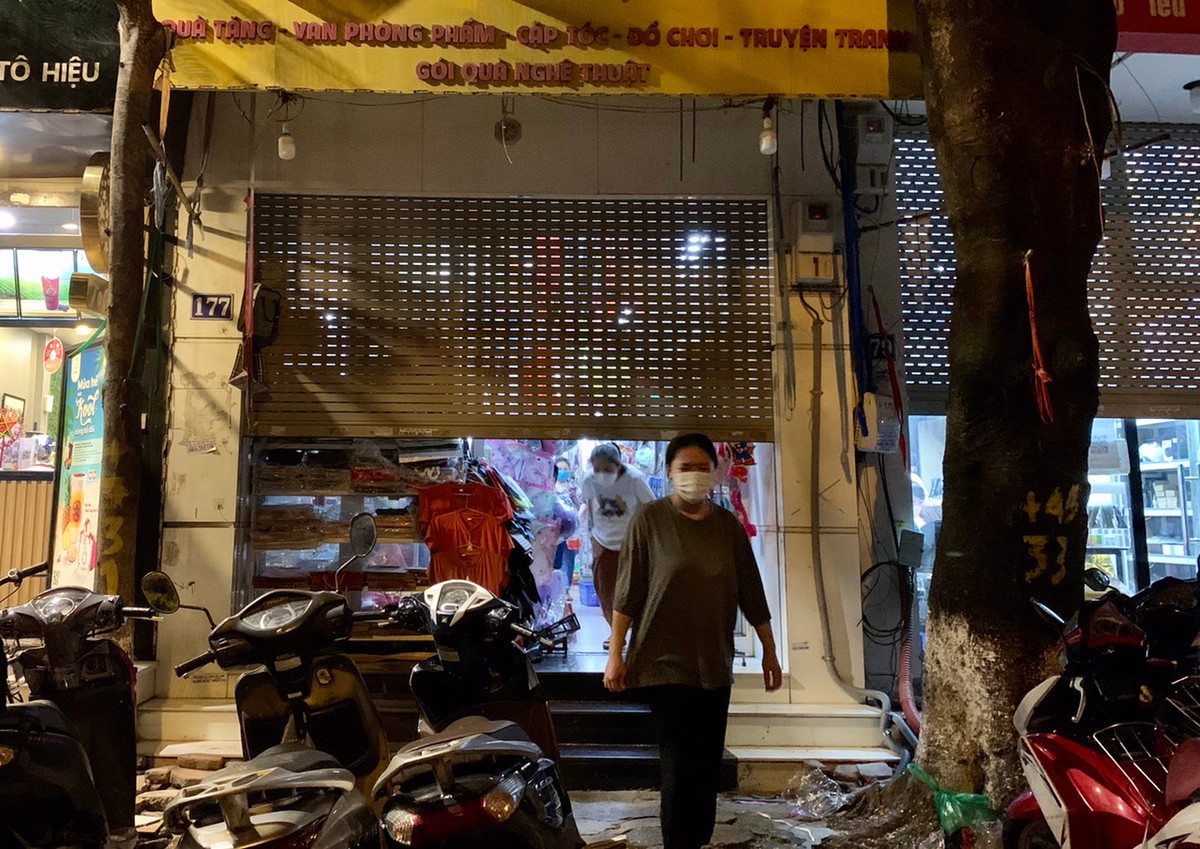 Theo quyết định của UBND TP Hà Nội, từ ngày 16/9, tại một số quận không xuất hiện ca dương tính trong thời gian qua sẽ được mở lại cửa hàng văn phòng phẩm, đồ dùng học tập và phải đóng cửa trước 21 giờ hàng ngày.