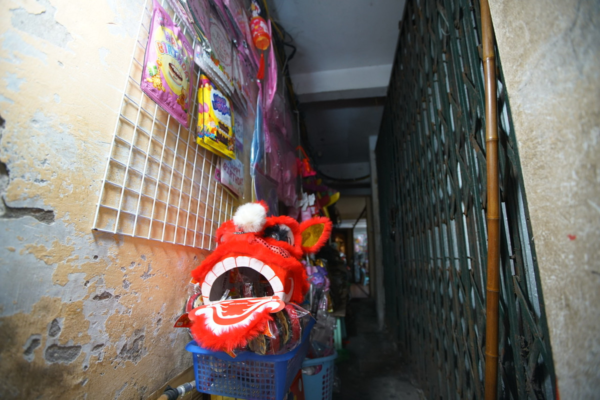 Theo ghi nhận của PV báo Tri thức và Cuộc sống, tại một số cửa hàng trên phố Hàng Mã vẫn bán hàng nhưng bày sâu ở trong ngõ.