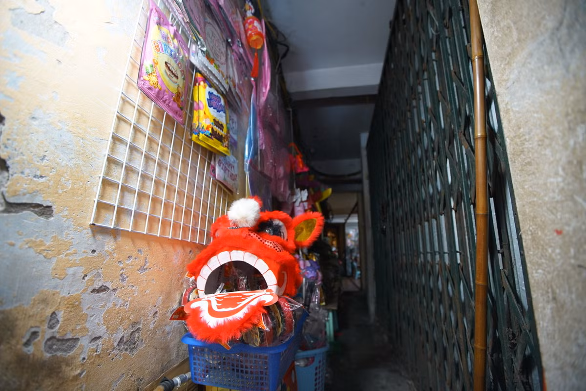 Theo ghi nhận của PV báo Tri thức và Cuộc sống, tại một số cửa hàng trên phố Hàng Mã vẫn bán hàng nhưng bày sâu ở trong ngõ.