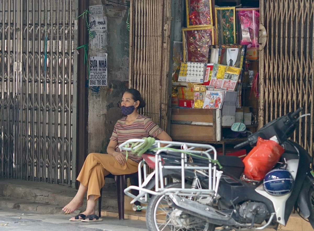 Thậm chí, có những cửa hàng còn để nguyên đồ vàng mã từ ngày Rằm Tháng Bảy.