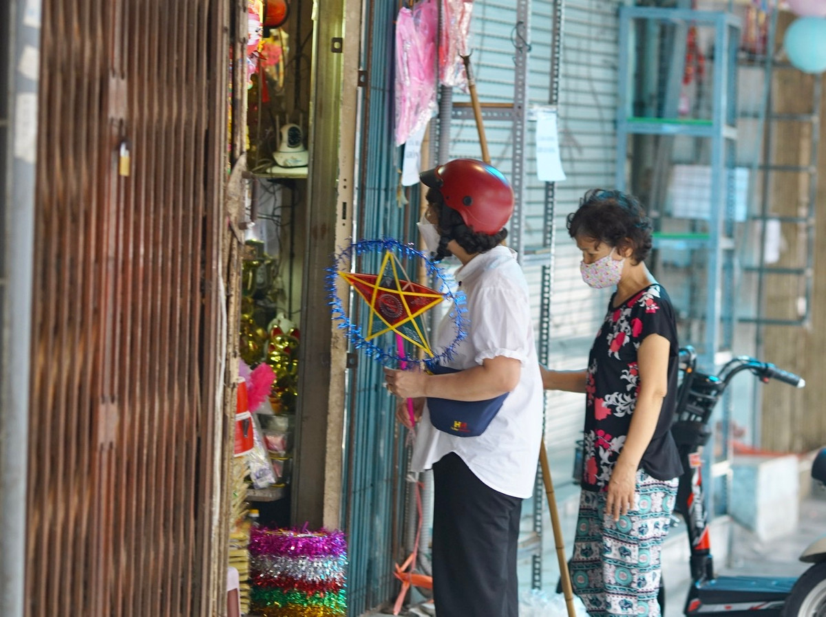 Cảnh đìu hiu hiếm kỳ lạ trên phố Hàng Mã khi ngày Tết Trung Thu đang đến rất gần.