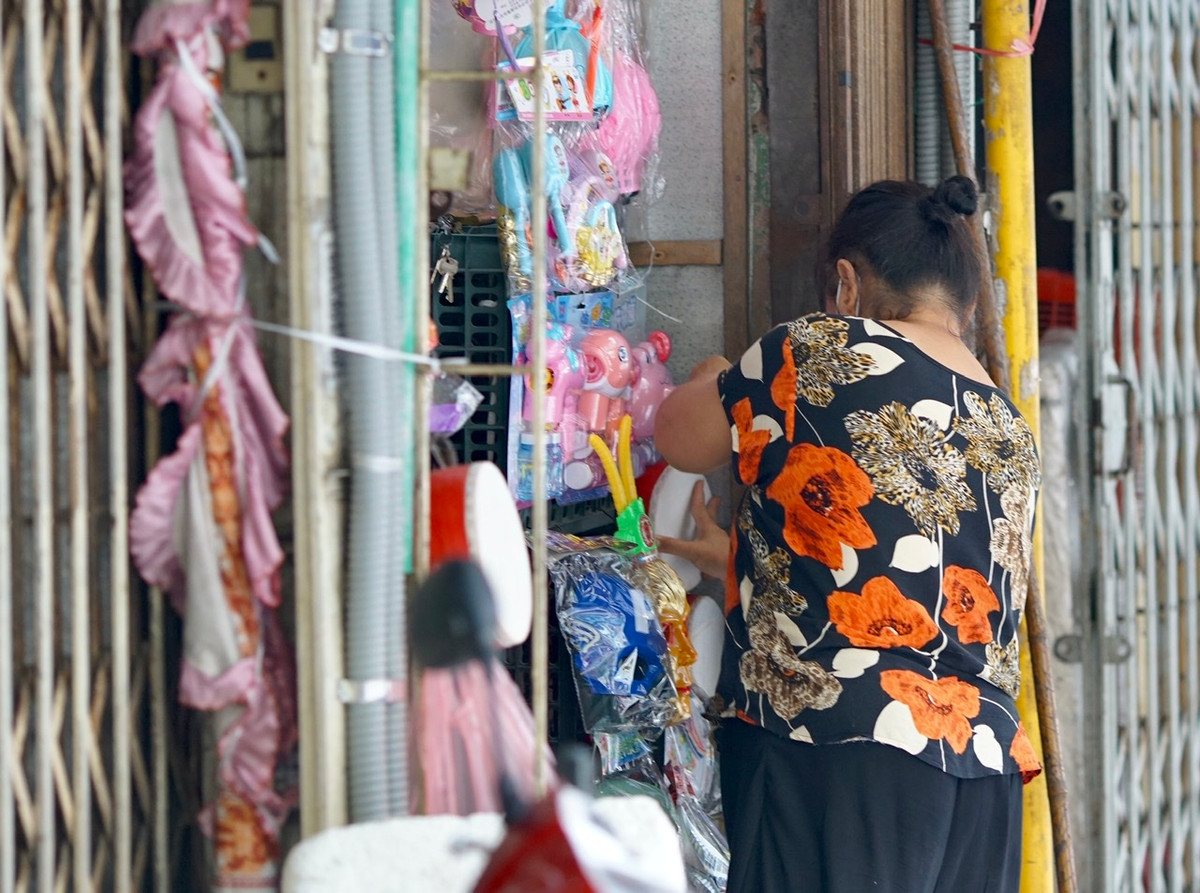 Dịch bệnh COVID-19 cũng khiến phố Hàng Mã không thể nhập được hàng mới để bán.