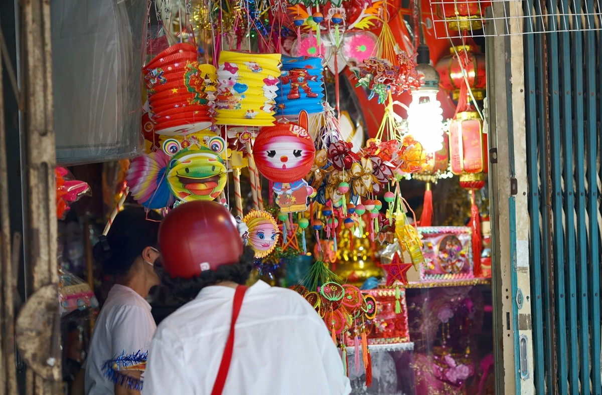 Chị Phương Dung - một giáo viên mầm non đến mua đèn Ông Sao chia sẻ, dịch bệnh khiến các em nhỏ không được tham gia hoạt động vui chơi ngày Tết nên nhà trường chỉ mua một vài chiếc đèn về trang trí rồi cùng các em rước đèn… online.