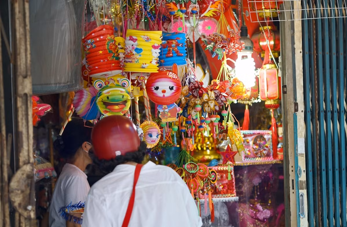 Chị Phương Dung - một giáo viên mầm non đến mua đèn Ông Sao chia sẻ, dịch bệnh khiến các em nhỏ không được tham gia hoạt động vui chơi ngày Tết nên nhà trường chỉ mua một vài chiếc đèn về trang trí rồi cùng các em rước đèn… online.