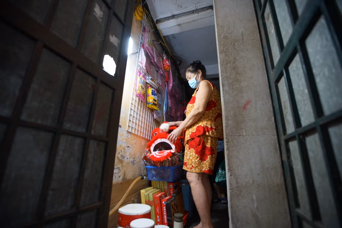 Một chủ cửa hàng trên phố Hàng Mã cho biết thêm, do năm ngoái vẫn còn dư một ít đồ chơi Trung Thu nên mở cửa để bán nhưng cả ngày cũng chẳng có khách hỏi mua.