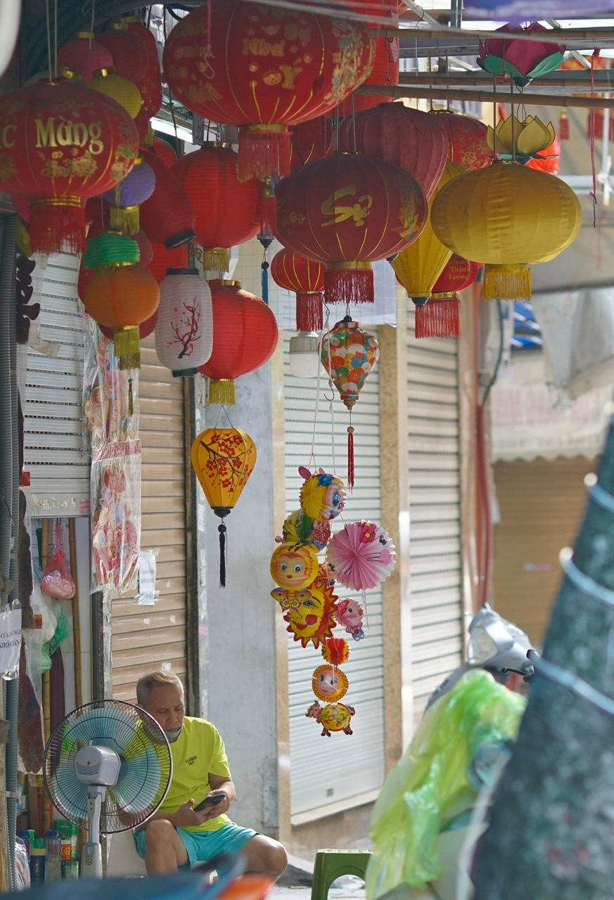 Phố Hàng Mã (quận Hoàn Kiếm) cũng vì đó mà gần như không có khách tới mua hàng. Một số cửa hàng bày bán đồ chơi Trung Thu chỉ để có không khí.